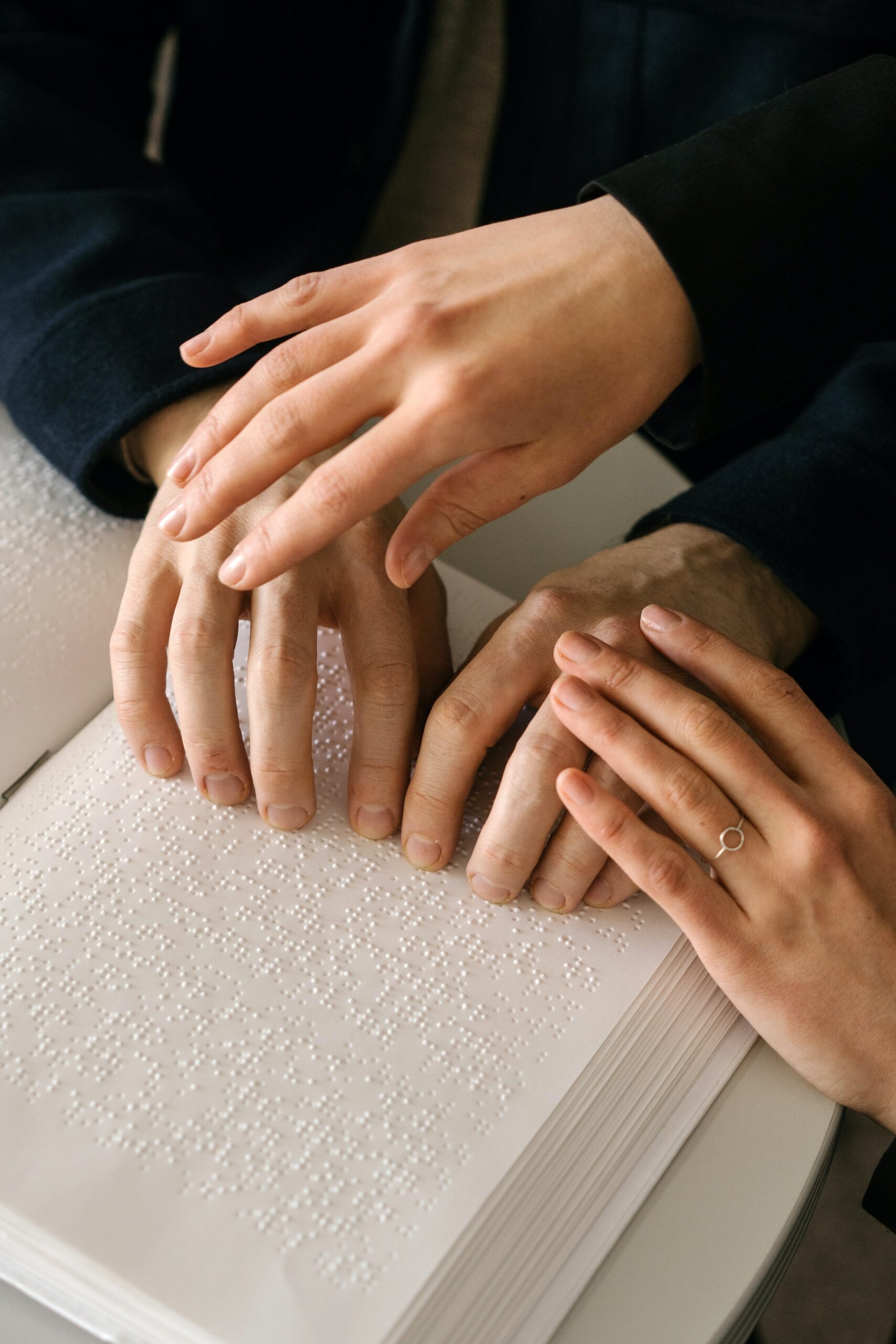 Manos leyendo un libro en Braille